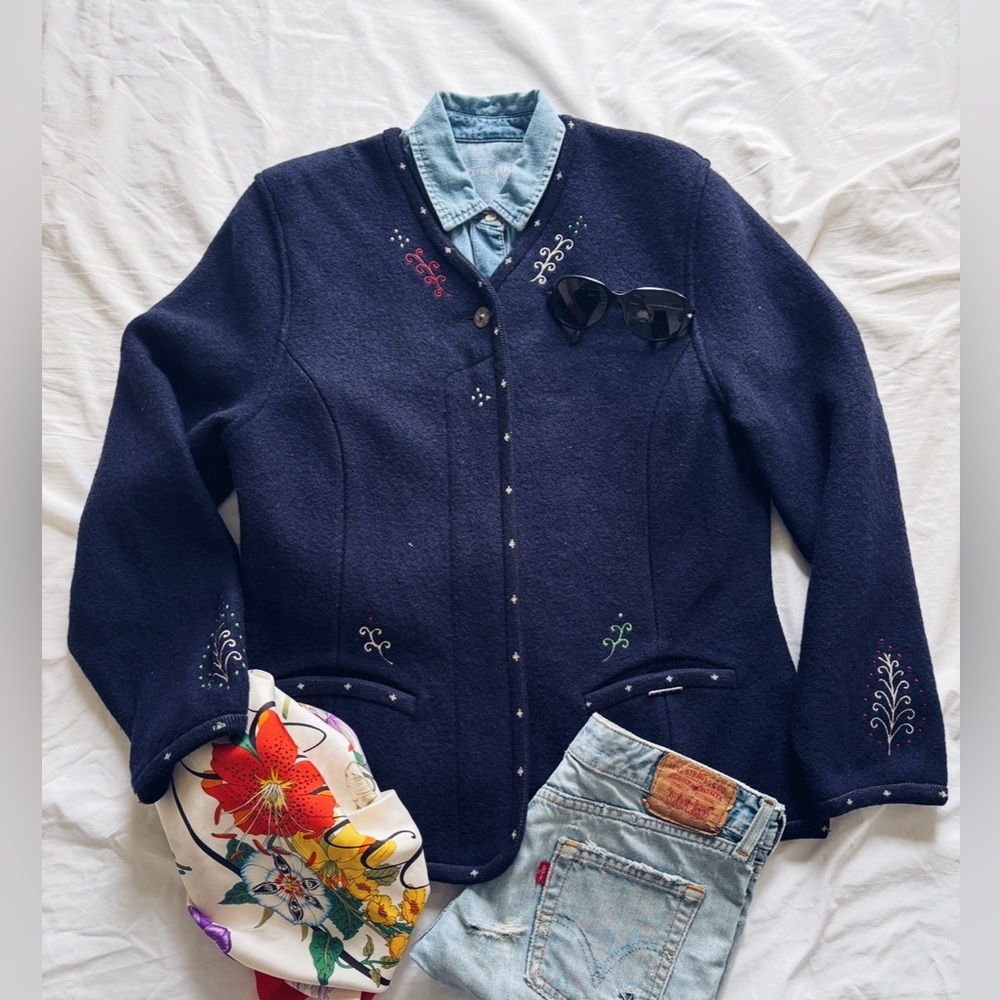 Vintage cardigan Geiger made in Austria-Tyrol from 100% virgin wool, 1990s.